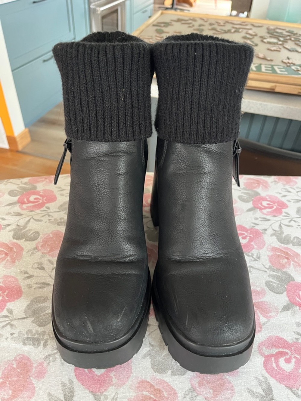 Women’s chunky heel platform elastic top fashion boots in Sz 8.5! Black
